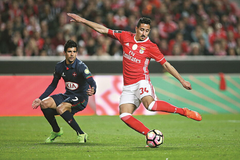André Almeida remata para o primeiro golo do Benfica após passe do médio azul Miguel Rosa   