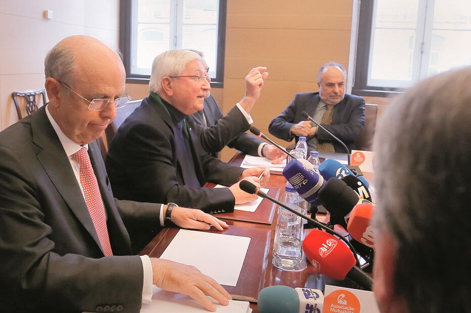 Tomás Correia (à esq.) preside a administração da associação mutualista. Ao lado, Vítor Melícias, do conselho-geral