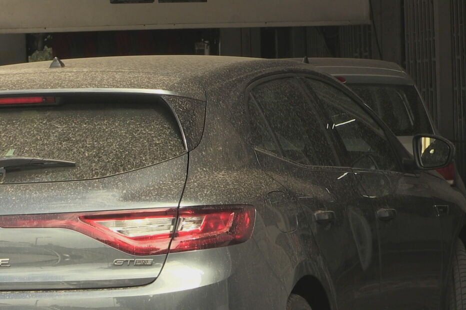 Milhares de automobilistas acordaram na manhã desta quarta-feira com os carros sujos de poeira