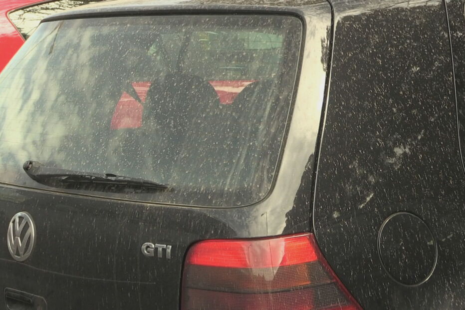 Milhares de automobilistas acordaram na manhã desta quarta-feira com os carros sujos de poeira