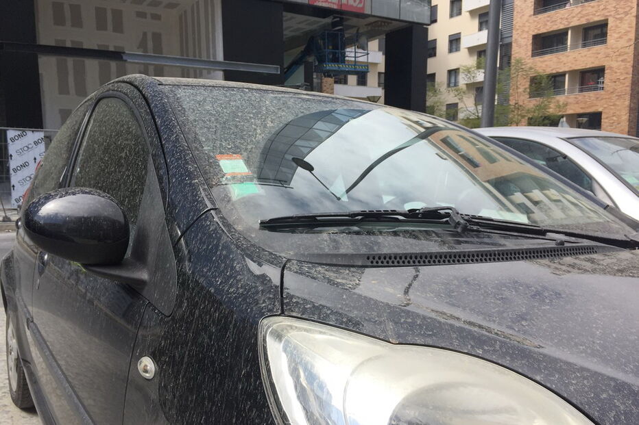  Milhares de automobilistas acordaram na manhã desta quarta-feira com os carros sujos de poeira