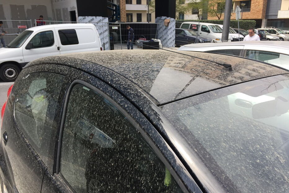  Milhares de automobilistas acordaram na manhã desta quarta-feira com os carros sujos de poeira