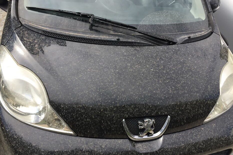  Milhares de automobilistas acordaram na manhã desta quarta-feira com os carros sujos de poeira