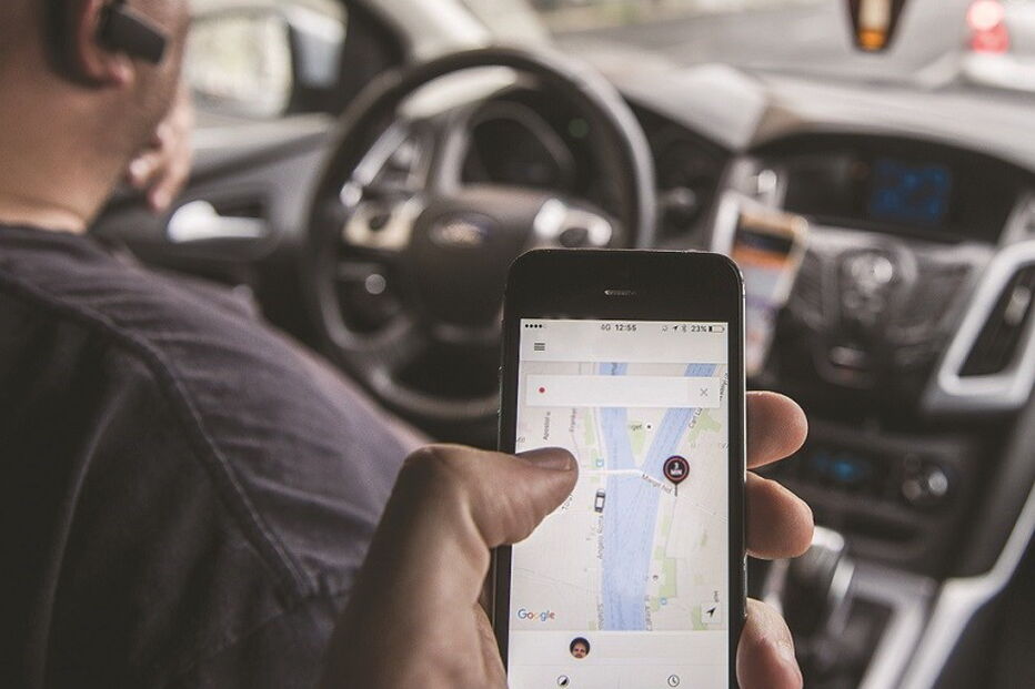 Uber, Governo, Taxa Social Única, TSU, PCP, Parlamento, Cabify, BE, PSD, Marcelo Rebelo de Sousa, política, economia, negócios e finanças, partidos e movimentos