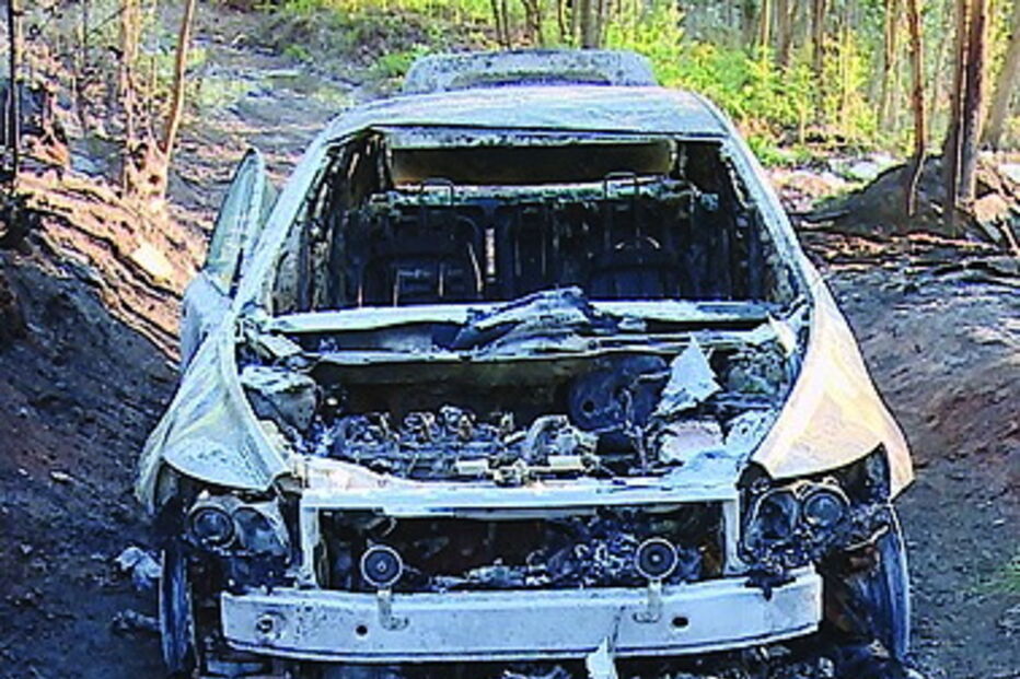 Carro incendiado em zona erma     