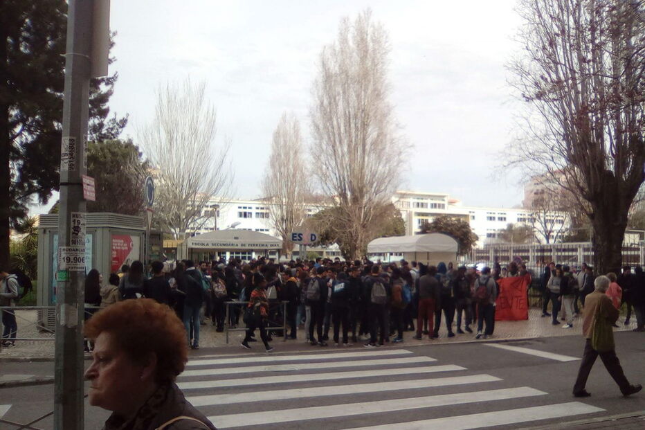 Alunos manifestam-se na Escola Secundária Ferreira Dias, no Cacém