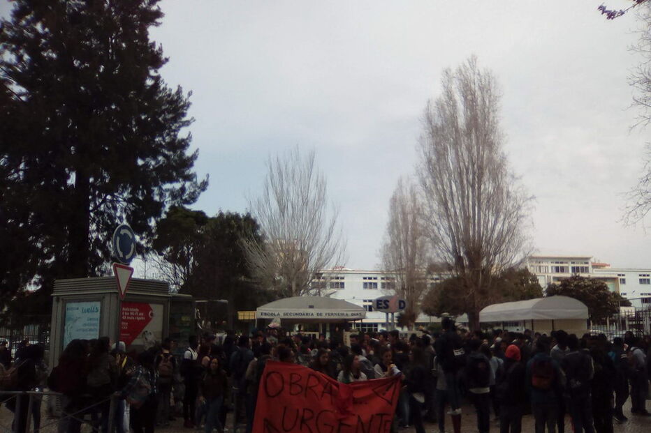 Alunos manifestam-se na Escola Secundária Ferreira Dias, no Cacém