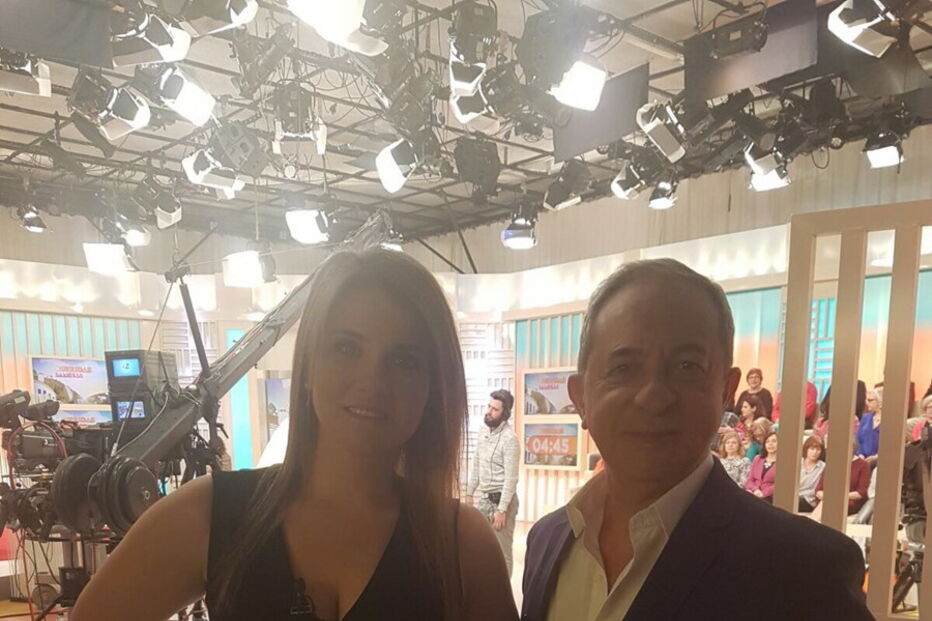 Consultora financeira exibe novo decote mais sensual 