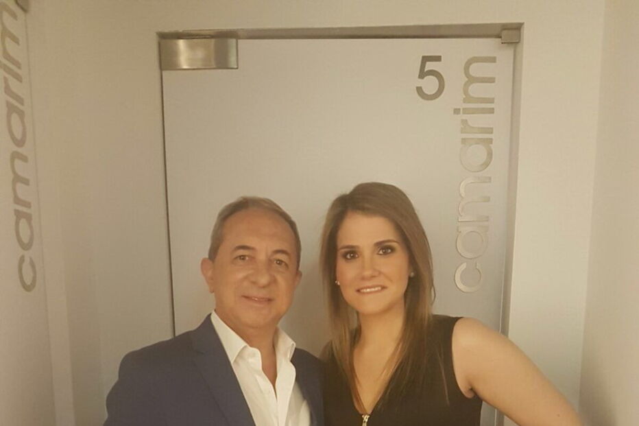 Consultora financeira exibe novo decote mais sensual 