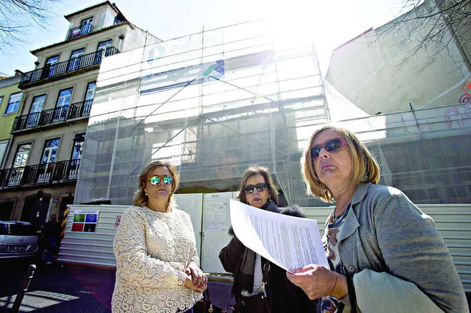 Moradores contestam demolição do edifício na praça das Flores 