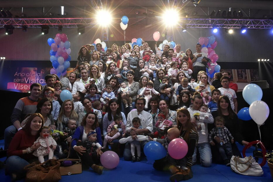 Famílias oriundas de concelhos com menos de 50 nascimentos/ano viajaram ontem até Viseu e encheram o pavilhão multiusos para celebrar a vida, e assistiram a uma gala cheia de música e animação