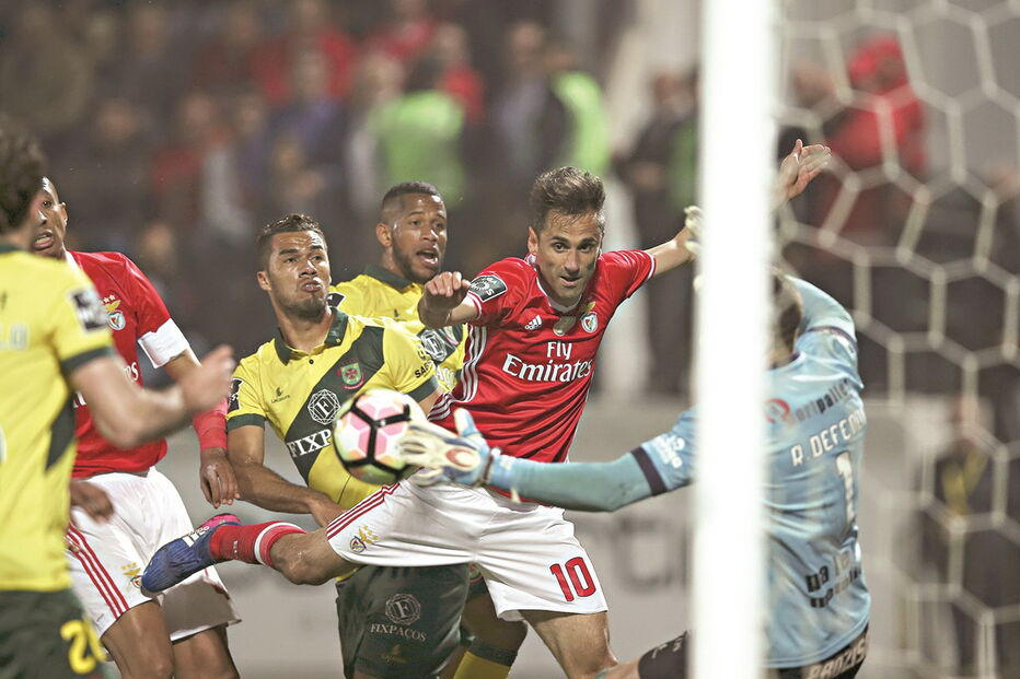 Jonas esteve perto do golo ao cair do pano. O avançado queixou-se de falta   