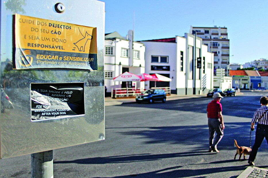 Dispensadores com sacos para recolha de dejetos caninos estão instalados em toda a área do município  