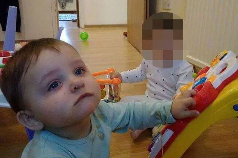 Gabriel e Maria, de apenas um ano, foram agredidos com um martelo