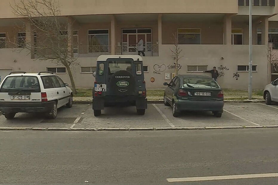 O homem foi apanhado com vários artigos furtados e droga na viatura