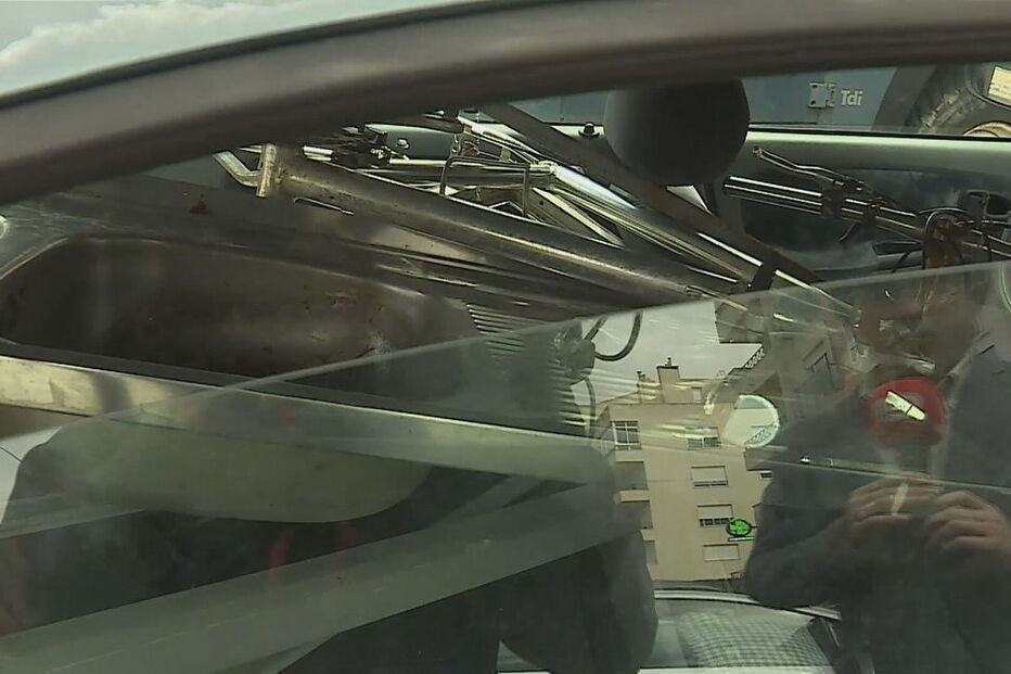 O homem foi apanhado com vários artigos furtados e droga na viatura