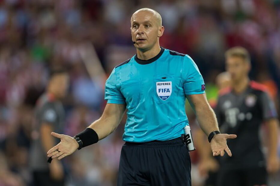 O árbitro Szymon Marciniak 