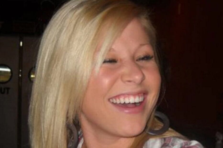 Professora que fez sexo com aluno sorri ao ser detida