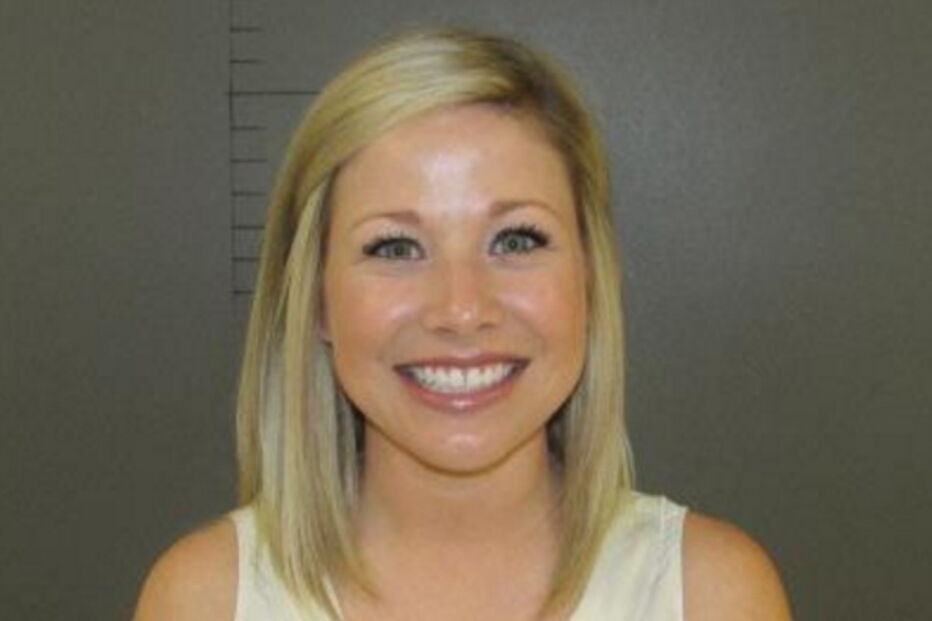 Professora que fez sexo com aluno sorri ao ser detida