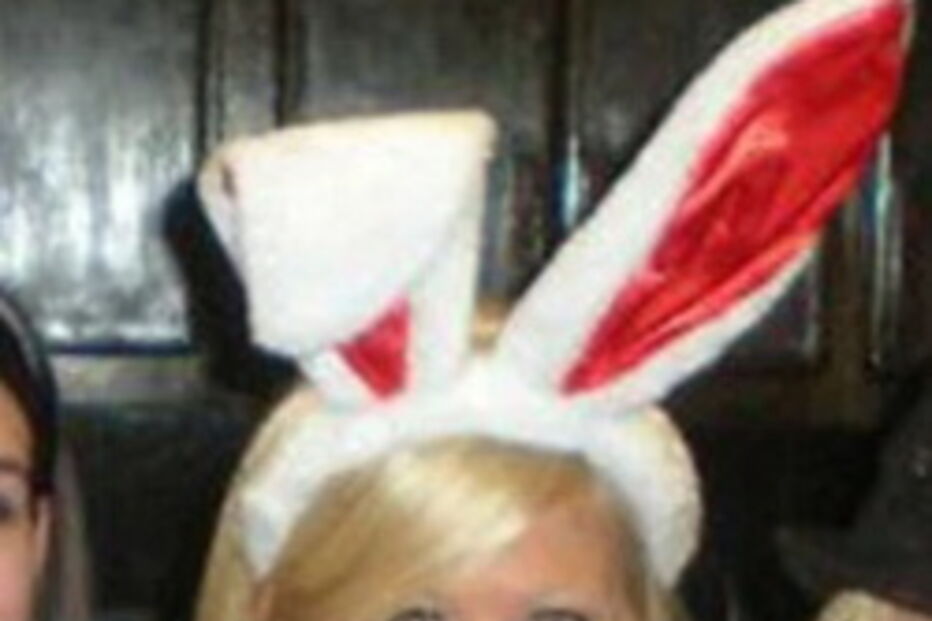 Professora que fez sexo com aluno sorri ao ser detida