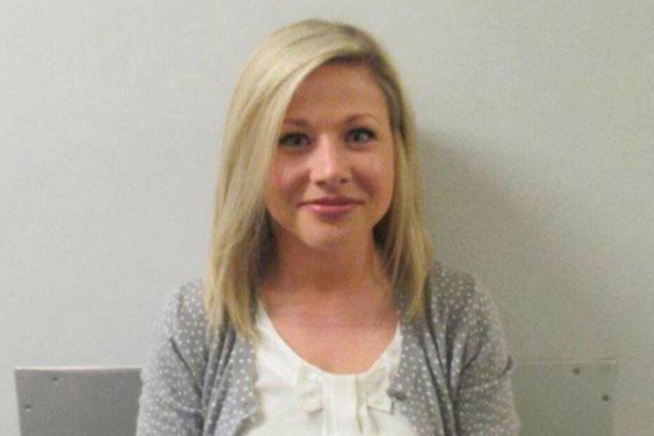 Professora que fez sexo com aluno sorri ao ser detida