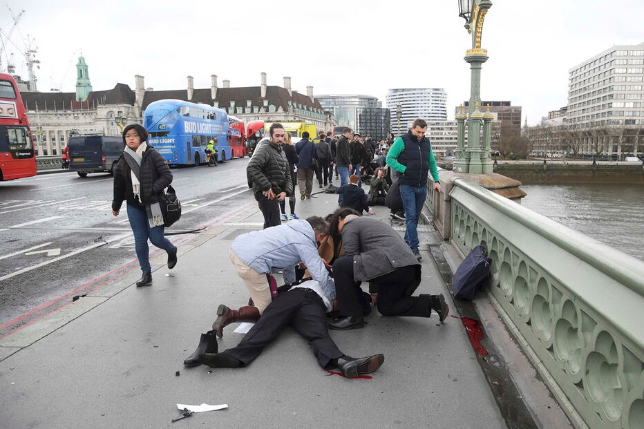 Várias pessoas foram atropeladas junto à ponte de Westminster, em Londres