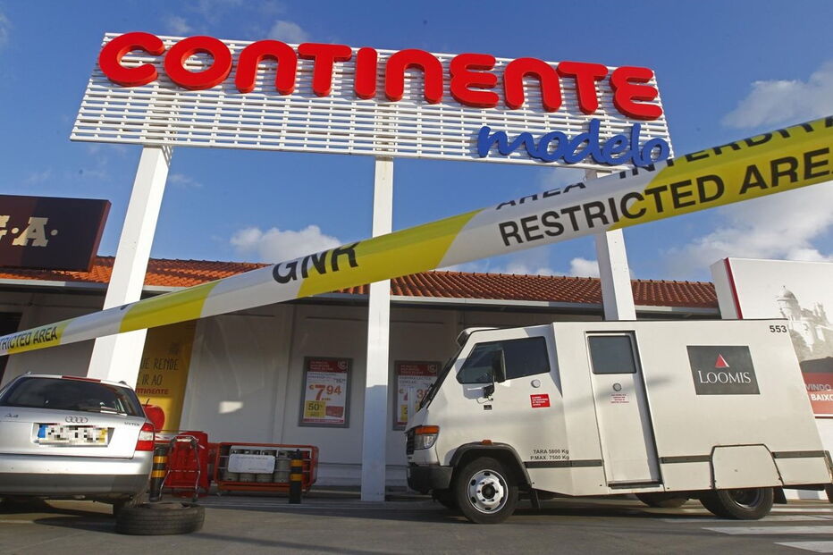 Continente no Lourel, Sintra, onde atacaram um blindado 