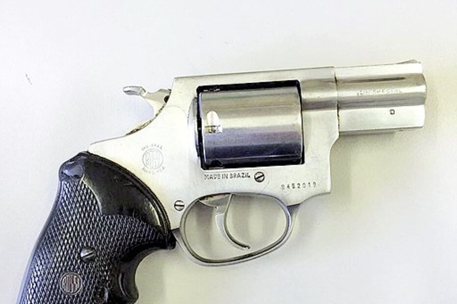 Revólver da vítima foi roubado