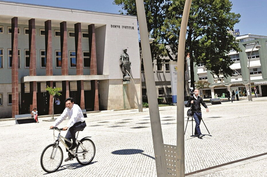 Decisão do Tribunal de Aveiro determina que a jovem passa a ter dois pais