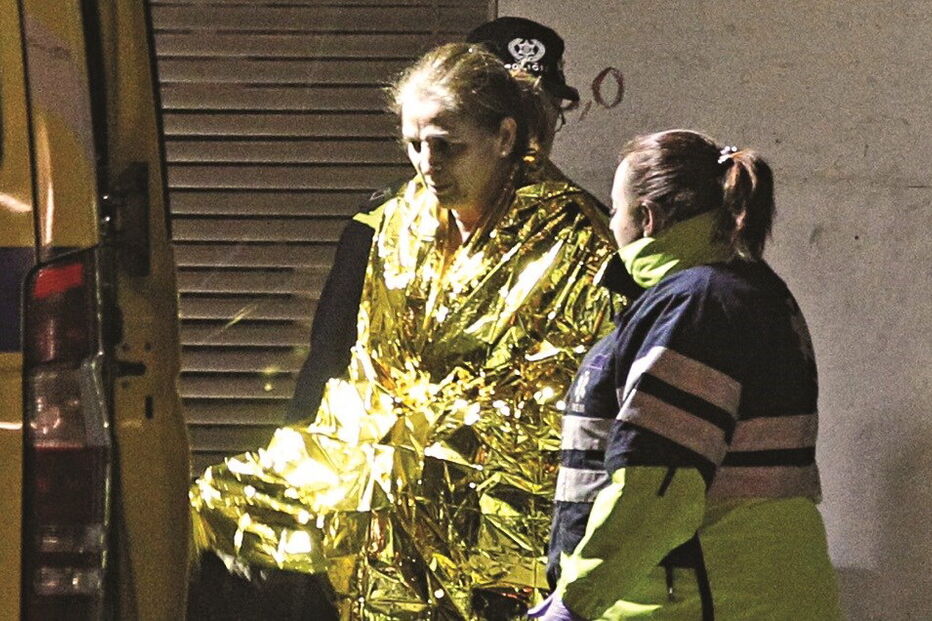 Vítima a ser transportada para a ambulância do INEM após ter sido assistida por três horas no local