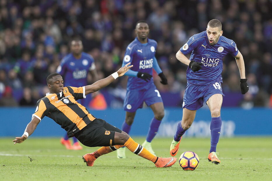 Islam Slimani, à direita, não está a ter em Inglaterra o sucesso que conheceu em Portugal, no Sporting 