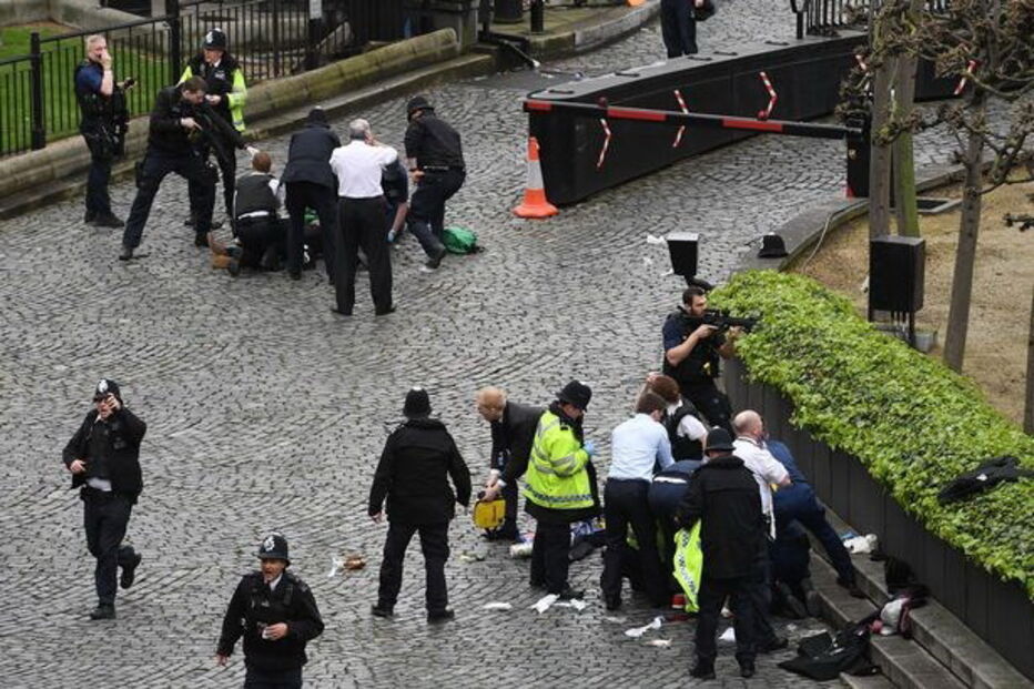 Khalid Masood atropelou dezenas de pessoas antes de embater com o carro no gradeamento do Parlamento inglês, em Londres
