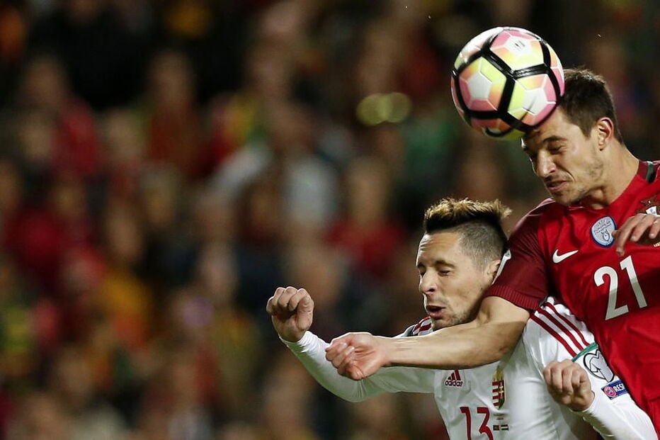 Cedric disputa a bola com um jogador da Hungria