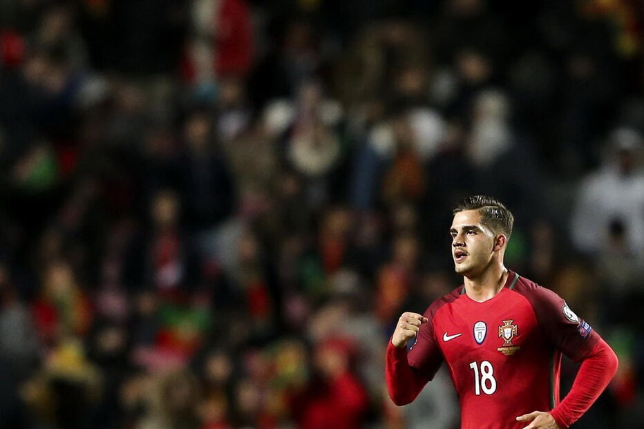 André Silva celebra o golo com os companheiros de seleção	