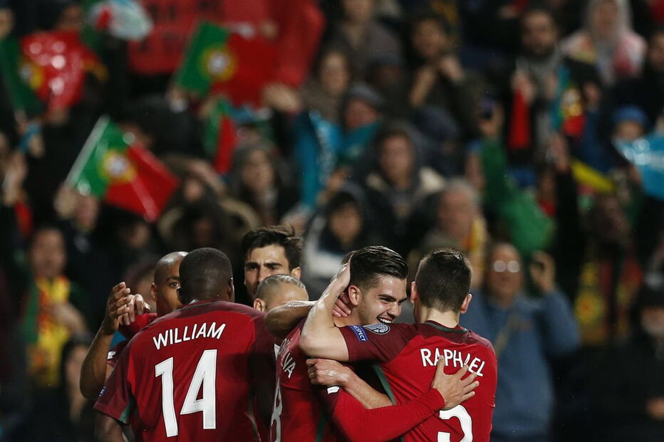  André Silva celebra o golo com os companheiros de seleção
