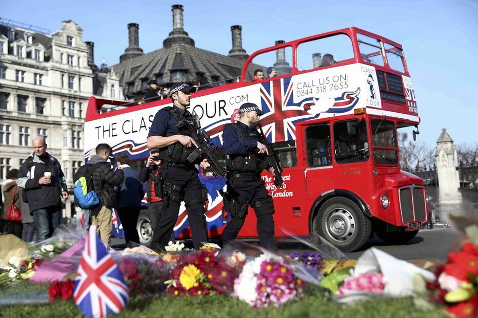 Flores e segurança reforçada junto ao Parlamento 
