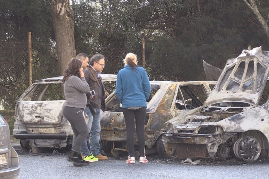 Moradores acreditam que chamas em carros foram provocadas por grupo de homens que foi visto naquela rua