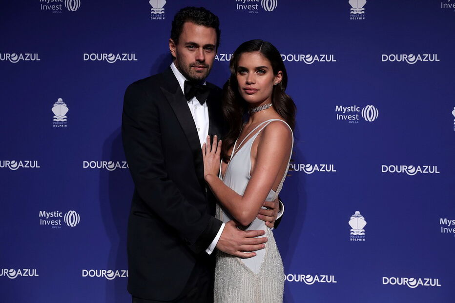 Sara Sampaio, que apadrinhou o novo navio da Douro Azul ‘Serenity’, fez-se acompanhar na cerimónia pelo namorado, o milionário inglês Oliver Ripley 