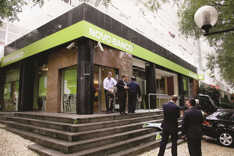 Novo Banco tem reduzido balcões, mas só no início de abril Bruxelas deverá olhar para o plano de negócios da Lone Star 