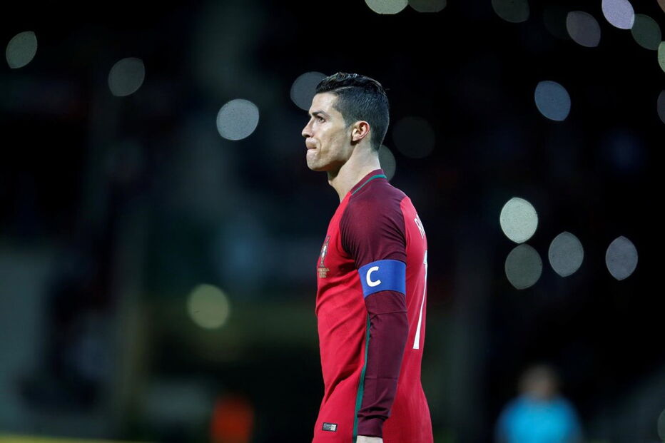 Cristiano Ronaldo cabisbaixo perante o resultado do jogo