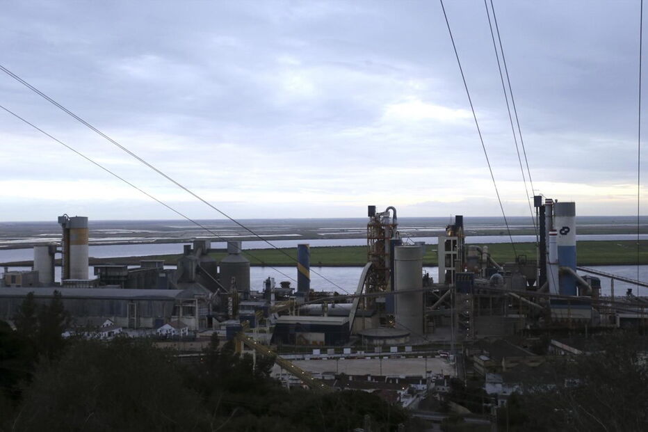 População queixa-se de uma alegada poluição da fábrica Cimpor. Alhandra