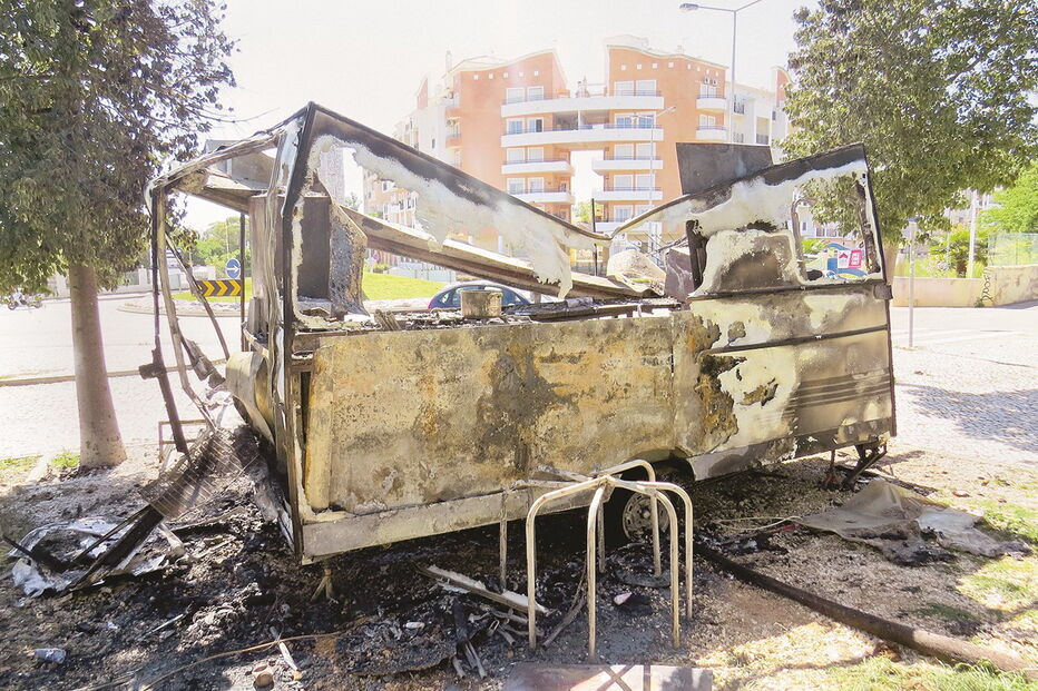 Rulote Tony dos Cachorros ficou totalmente consumida pelas chamas que deflagraram pelas 04h00 de ontem   