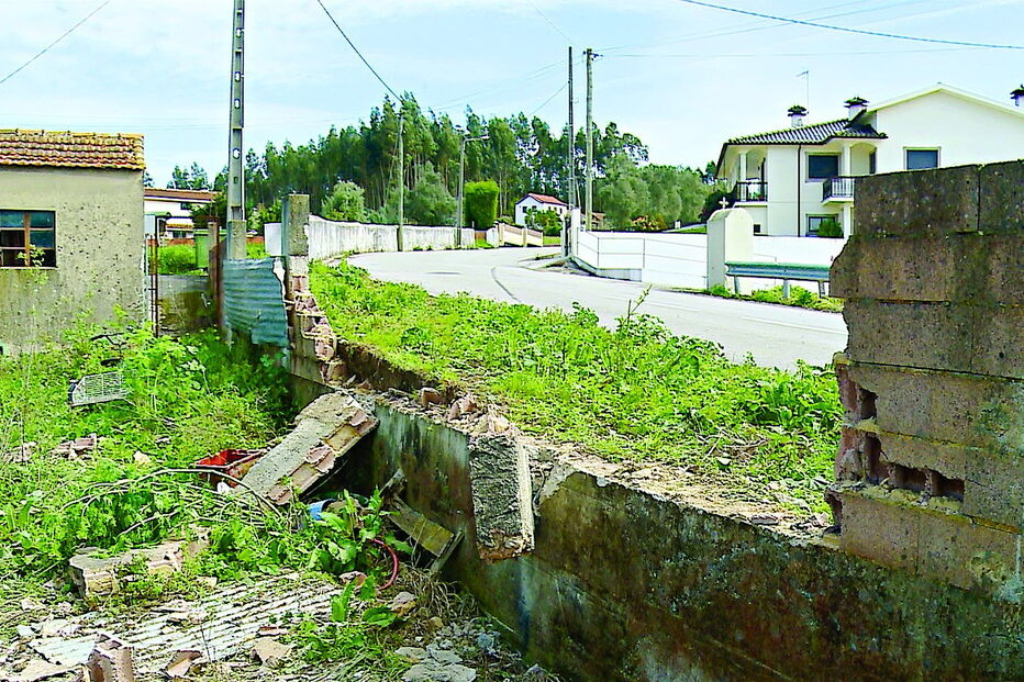 Automóvel em fuga destruiu o muro após um despiste numa curva no lugar de Carvalhais, no Pinheiro da Bemposta 