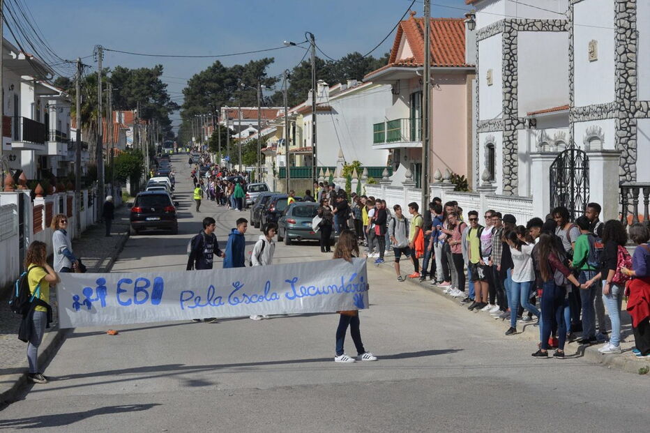 Quinta do Conde, Setúbal, protesto, cordão humano, escola, Associação de Pais da Escola Básica Integrada da Quinta do Conde, Escola Básica Integrada da Boa Água, Escola Básica 2,3+S Michel Giacometti, educação