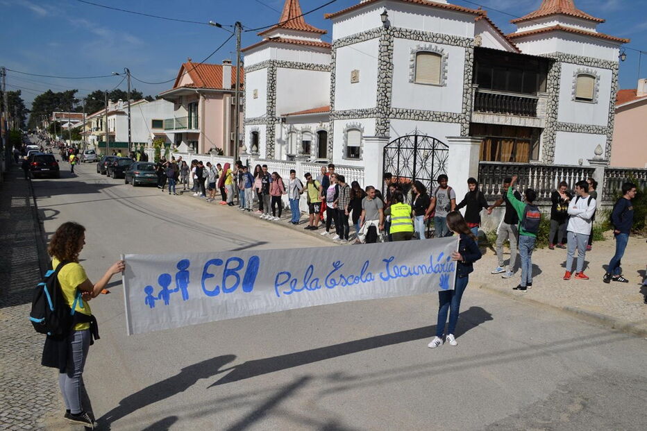 Quinta do Conde, Setúbal, protesto, cordão humano, escola, Associação de Pais da Escola Básica Integrada da Quinta do Conde, Escola Básica Integrada da Boa Água, Escola Básica 2,3+S Michel Giacometti, educação