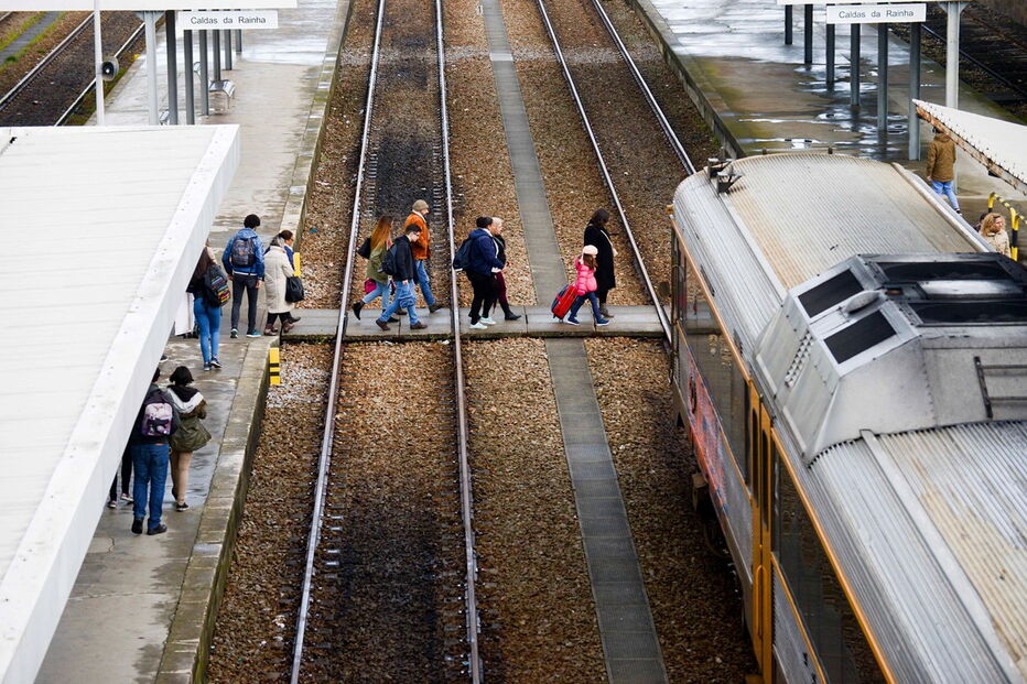 alerta, linha, oeste, comboios, utentes, cp, horários, automotora, Douro
