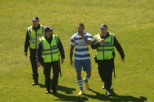 Jogador da equipa de Macaco agride árbitro durante jogo