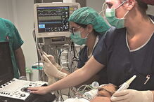 Anestesista monitoriza pulmões do bebé na operação com  um ecógrafo