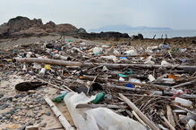 Resíduos de plástico que poluem os oceanos podem transformar-se em combustível