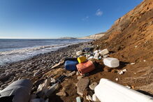 Resíduos de plástico que poluem os oceanos podem transformar-se em combustível